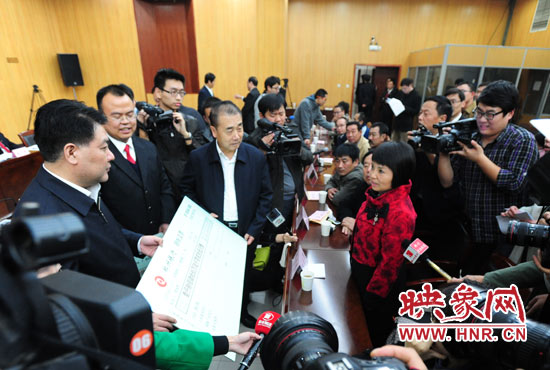 最高人民法院執(zhí)行局局長劉貴祥、河南省高級人民法院院長張立勇親手為申請執(zhí)行人員發(fā)放執(zhí)行款