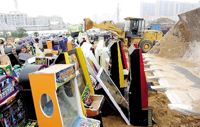 昨日16時，在鄭州市公安局治安支隊院內，省會警方集中銷毀了“雷霆”行動中查獲的賭博機等涉賭物品