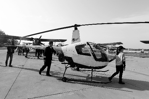 選拔賽現(xiàn)場，選手們正入場表演 記者 鄧萬里/攝