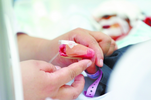 早產(chǎn)兩個(gè)月，孩子的生命之路更需要親人的陪伴。