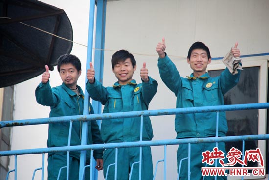 干的好的時(shí)候，他們會(huì)給同伴豎起大拇指