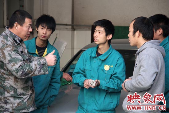 楊冠軍（左）在和兄弟們交流時(shí)，多數(shù)都是用手語(yǔ)