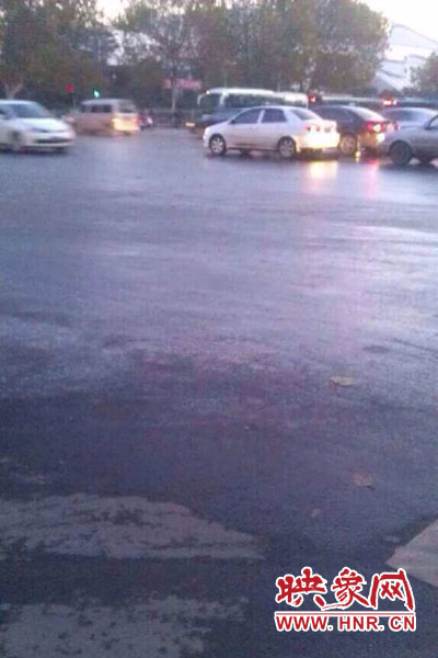 中原路與嵩山路交匯處路面因?yàn)⑺Y(jié)冰。（圖片來自網(wǎng)絡(luò)）