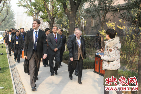河南鄭州2013服務(wù)外包大會(huì)的嘉賓們參觀了金水科教園區(qū)和河南外包產(chǎn)業(yè)園并留下了深刻的印象。