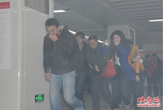 演習(xí)中，地鐵乘客從地鐵車廂中跑出。