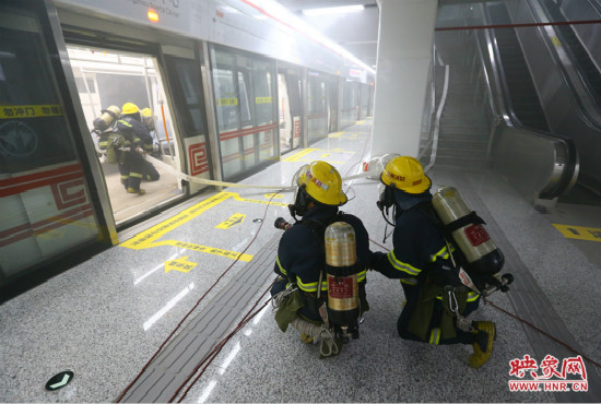 人員疏散完畢后，消防隊員開始滅火