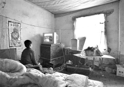 11月21日，武文英小兒子中午放學(xué)回家坐在床上看電視，母親進(jìn)看守所之后，小兒子變得沉默寡言。