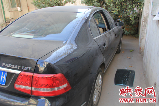 12月12日，鄭州金水區(qū)一小區(qū)汽車車窗被撬