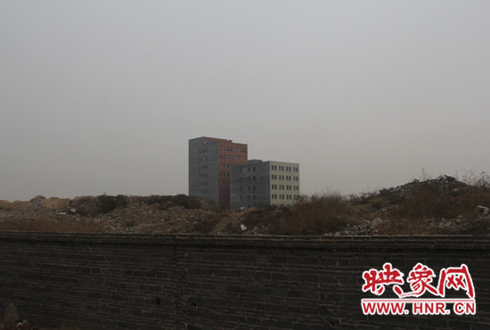 一墻之隔，但內(nèi)外環(huán)境卻截然不同