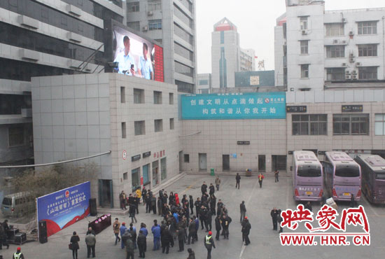 大巴車(chē)內(nèi)均在播放著這部以農(nóng)民工討薪為題材的微電影。