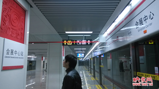 會(huì)展中心站，兩塊牌子的站點(diǎn)名稱英文翻譯也不相同