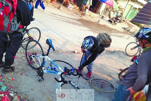 運(yùn)氣不好，十分鐘被扎了兩次胎，只能自己修車。