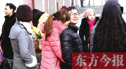 在鄭州市二七區(qū)婚姻登記處，新人們在門外排長隊