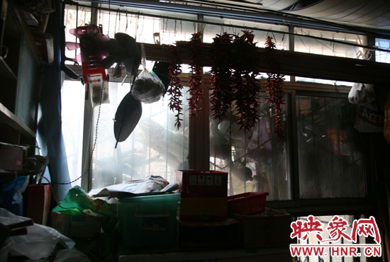 受影響的住戶將自己的窗戶遮擋起來，以防被加蓋樓層住戶看到自家