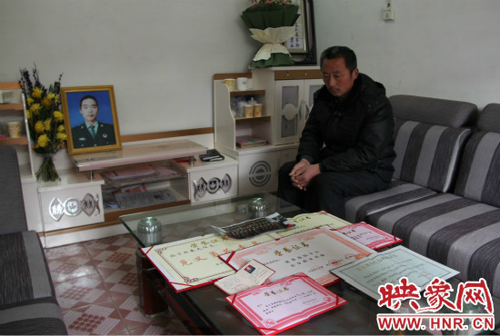 救火英雄鄭春光的父親和兒子獲得榮譽(yù)證書(shū)。