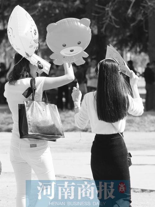 昨天高溫，有人穿上了短袖 記者 鄧萬(wàn)里/攝