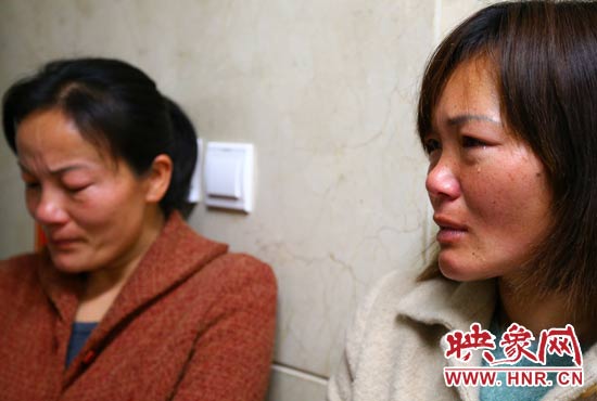 提及現(xiàn)狀，柴小快的女兒不住流淚。