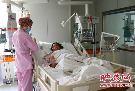 4月4日上午，仍舊躺在重癥監(jiān)護(hù)室里的柴小快正在接受治療。