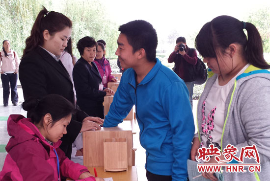 考生本人抽簽決定座號(hào)。