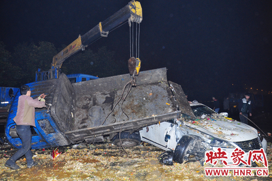 滿滿的一車泔水和垃圾傾瀉而下，鋪撒在路面和凌志車上，數(shù)十米遠都能聞到泔水的惡臭。