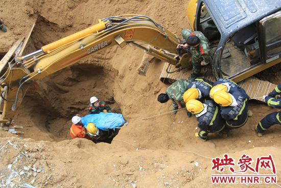 14點(diǎn)10分，經(jīng)過(guò)4個(gè)多小時(shí)的救援，消防官兵發(fā)現(xiàn)被埋男子，現(xiàn)在正從6米多深的塔吊塌方處抬出。