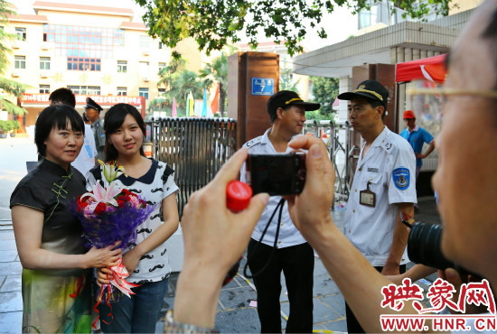 父親用手中的相機(jī)記錄下這重要的一刻。