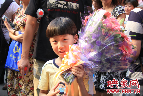 杜澤一直在考點(diǎn)門口等待表姐走出考場。