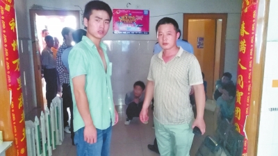 在吳文舉老師的幫助下，王強(qiáng)強(qiáng)（左）從傳銷(xiāo)窩點(diǎn)成功脫險(xiǎn)。