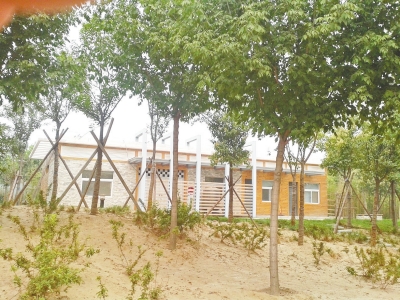 南三環(huán)上的一處公廁掩映在綠樹間，也鎖著門