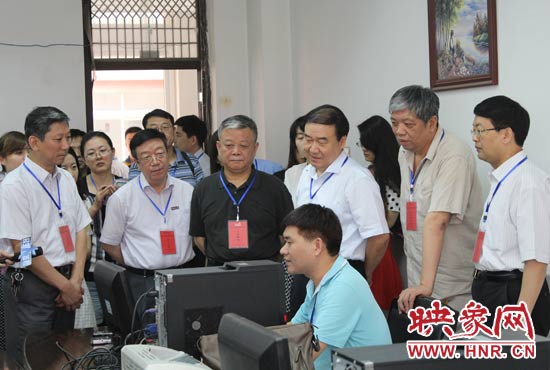 在評卷質(zhì)檢組,工作人員介紹說,今年有四級質(zhì)檢(即小組質(zhì)檢、題組質(zhì)檢、學(xué)科質(zhì)檢、省質(zhì)檢),確保嚴把質(zhì)量