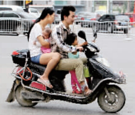 帶著孩子騎電動(dòng)車，安全一定要放在第一位。