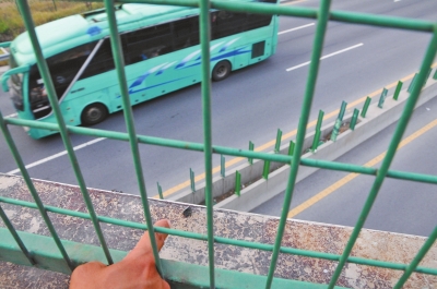 事發(fā)現(xiàn)場(chǎng)的橋梁護(hù)欄上,還留有疑似肇事瀝青塊的碎片。