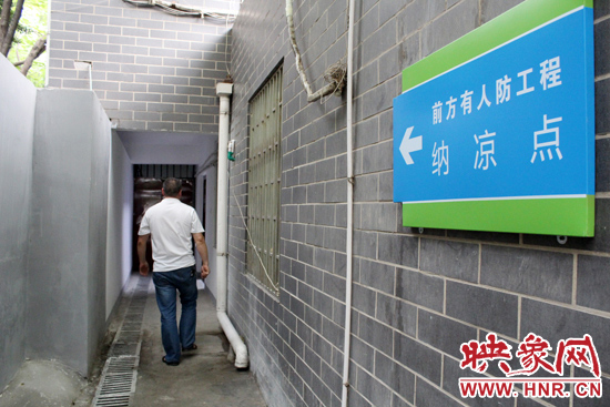 在每一處納涼點(diǎn)均有醒目標(biāo)志，市民可就近前往。