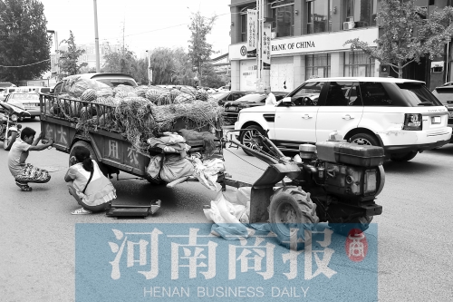 兩車相蹭后，小陳與妻子慌了神