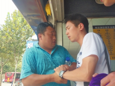 記者正查看照片，突遭藍(lán)衣男強(qiáng)搶手機(jī)。