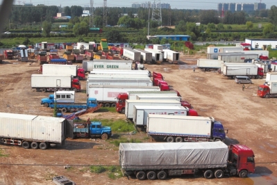 抓賭前，處警民警就藏身在這些廂式貨車內(nèi)。