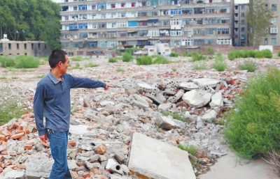 寧寧的父親說(shuō)：女兒就是在這兒被打的。