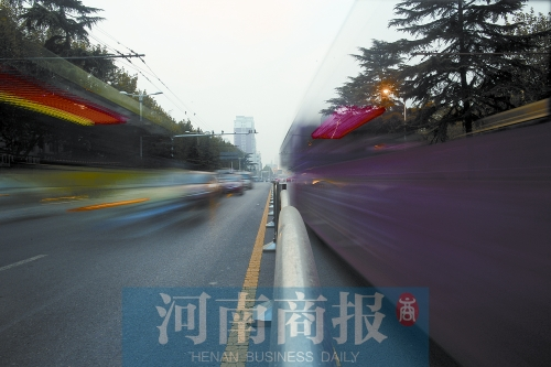 如今的建設(shè)路拓寬了不少，各種車(chē)輛川流不息（照片為多次曝光合成）