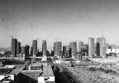 在鄭州市同一地點拍攝的照片，下為1月1日晴朗天氣，上為1月5日霧霾天氣。（拼接圖片）