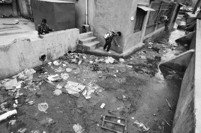 污水溝成了附近的孩子們放學(xué)后逗留的場所，十分令人擔(dān)憂。