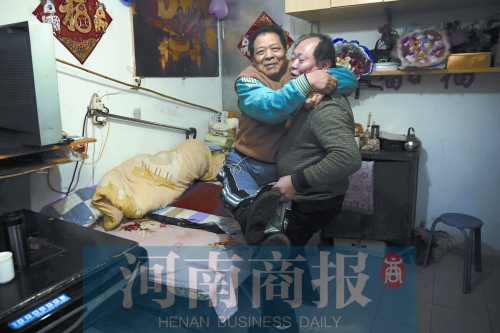 2015年1月15日，老鄰居抱起180斤重的高新海去坐三輪車，準(zhǔn)備出去轉(zhuǎn)轉(zhuǎn)