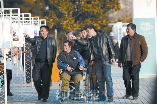 2009年9月15日，老鄰居們陪高新海游綠城廣場(chǎng) 井勇/供圖