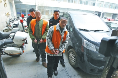 倆刑釋男子，冒充“富二代”，微信搜附近的人，專搶出入娛樂場(chǎng)所女性