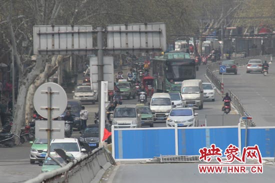 南陽(yáng)路北向南方向擁堵嚴(yán)重。