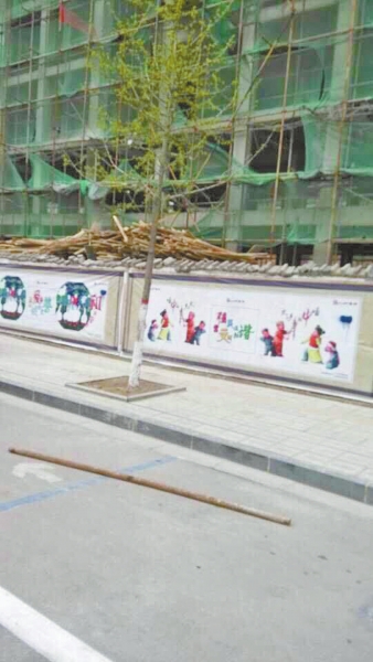 事發(fā)現(xiàn)場(chǎng)，奪命的鋼管還在地上。