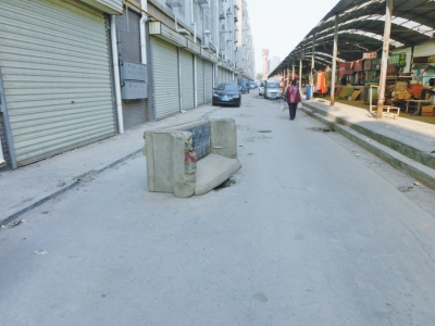 　隨處可見的無(wú)蓋窨井