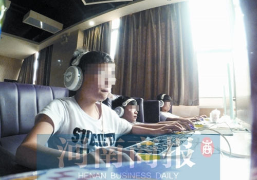 這家名為優(yōu)客體育競(jìng)技俱樂(lè)部的店內(nèi)，有許多未成年人在上網(wǎng)玩游戲