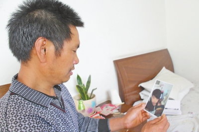 46歲的山村農(nóng)民祁振崗在失去兒子的同時(shí)，又陷入了“沒錢帶兒子回家”的揪心之痛中。