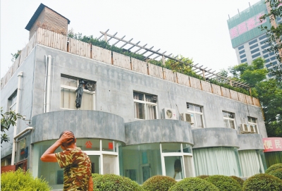 一樓是公廁，綠化后的樓頂開了個(gè)露天燒烤攤