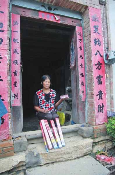 村民楊女士買來閃光雷、爆竹防衛(wèi)